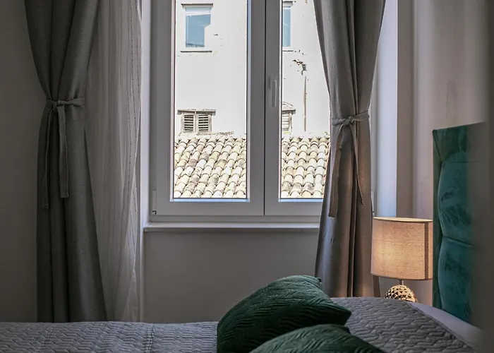 Deluxe Antonio بولا