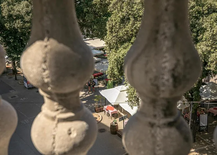 Deluxe Antonio بولا