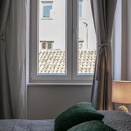 Deluxe Antonio Пула