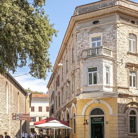 Deluxe Antonio Пула