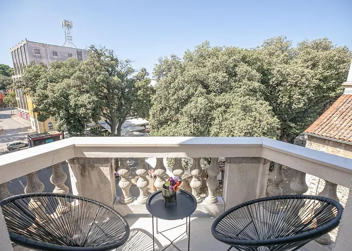 Deluxe Antonio * פולה