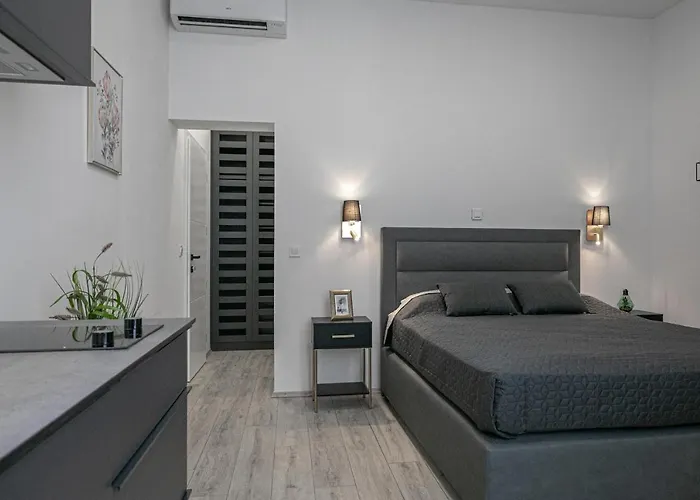 Deluxe Antonio פולה